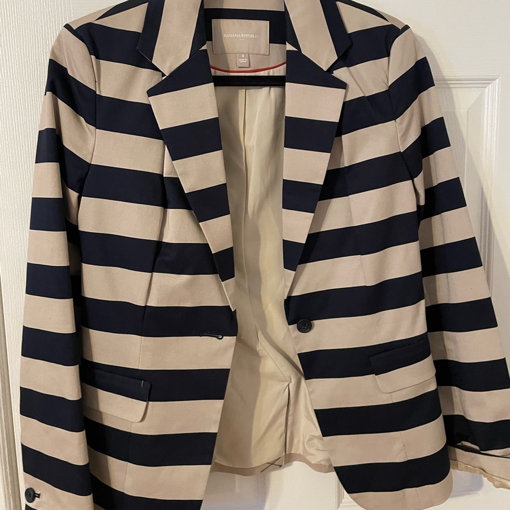 Never worn new Tan and navy Banana Republic blazer. Size 4
